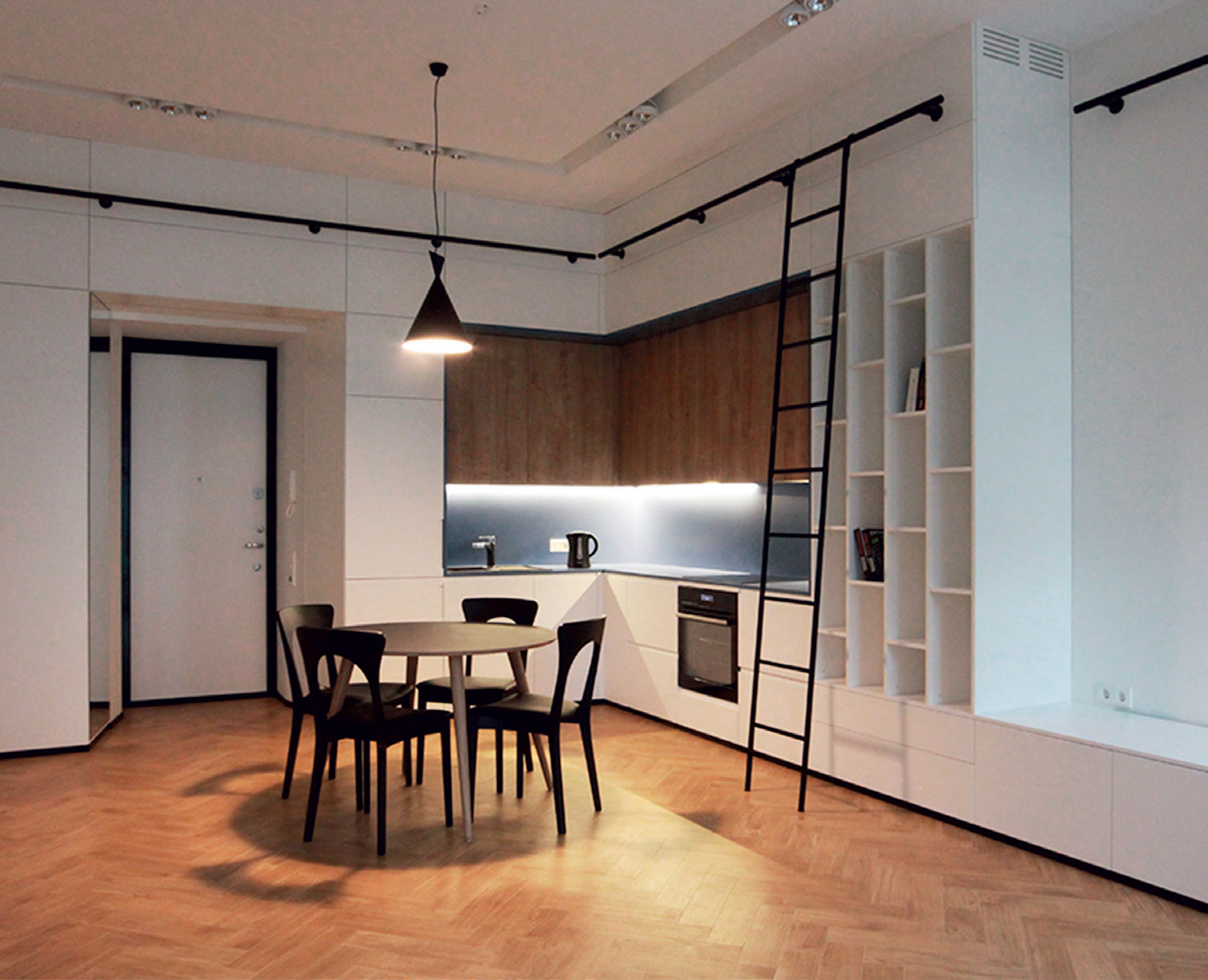 Atvira virtuvė savo medžiagiškumu puikiai dera tiek su baldais, tiek su grindimis. Aut. „Kubinis metras“
