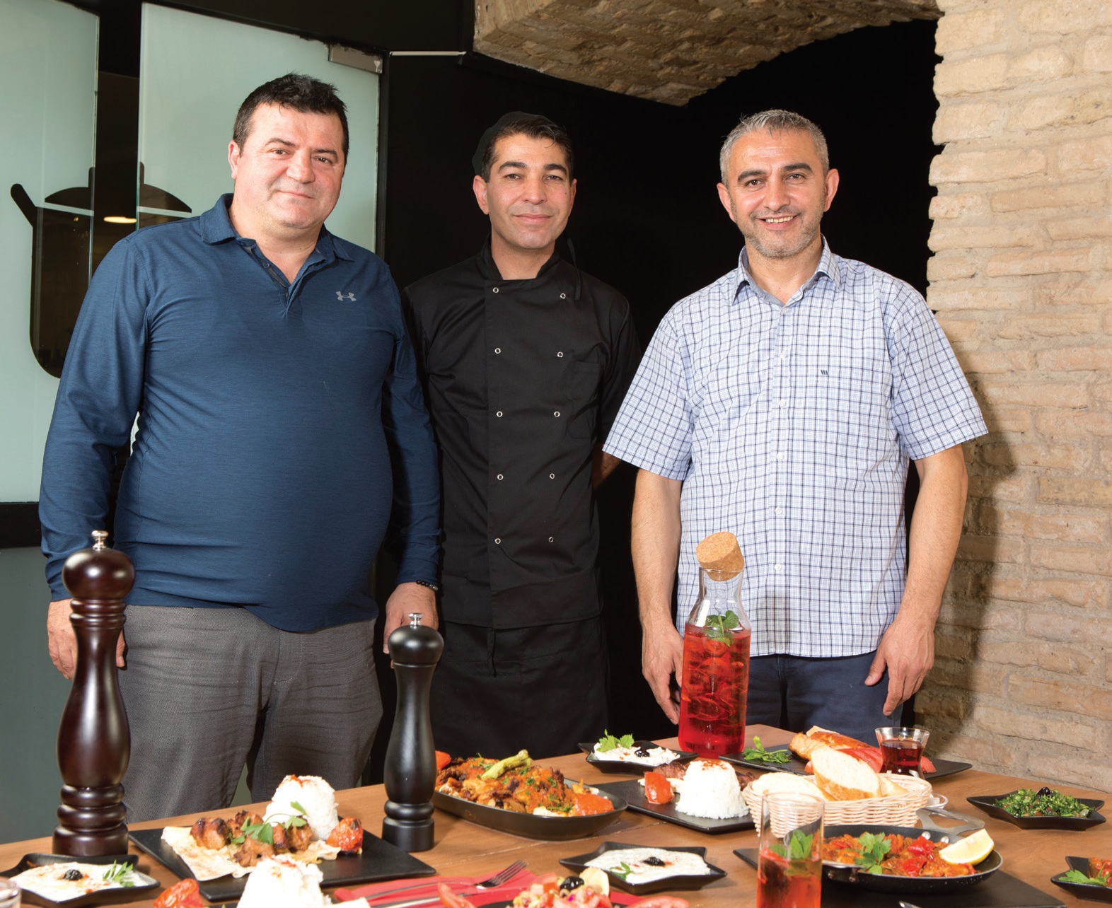 Iš kairės restorano vadovo verslo partneris Nadiras Nadi Yildirimas, virtuvės šefas Michaelis Yilmazas (centre) ir restorano vadovas Ersanas Karaoglanas