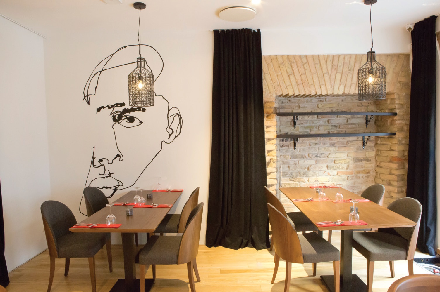Nuosaikų restorano interjerą pagyvina išskirtinės detalės – kaip ir šis piešinys ant sienos