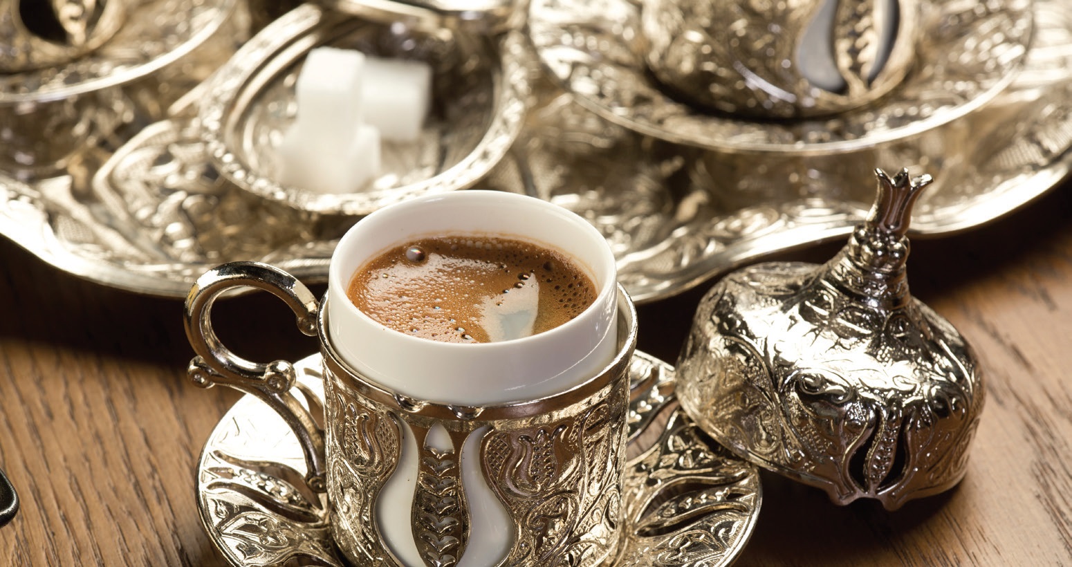 Tradicinė turkiška kava čia patiekiama autentiškuose puodeliuose