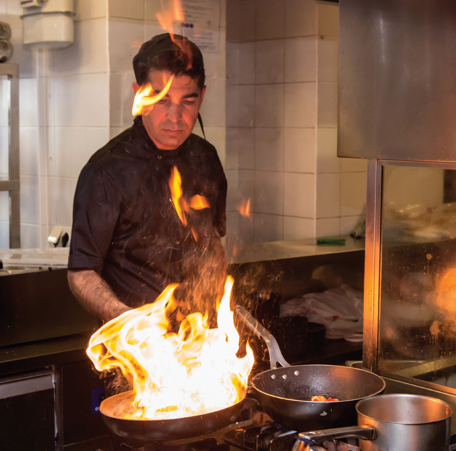 Virtuvės šefo Michaelio Yilmazo ugnies burtai restorano virtuvėje
