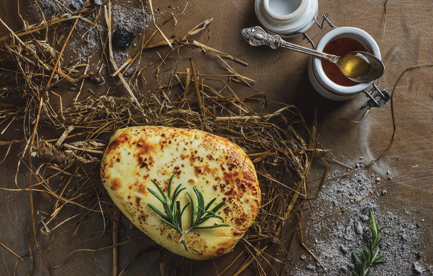 Miduje raugintas zanavykiškas varškės sūris su šieno kremu