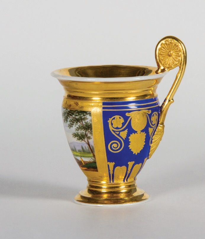 Beržėnų dvarą valdžiusių grafų Čapskių puodelis ir lėkštutė kavai, Peterburgo imperatoriškoji porceliano manufaktūra, XIX a. I p. Šiaulių „Aušros“ muziejus