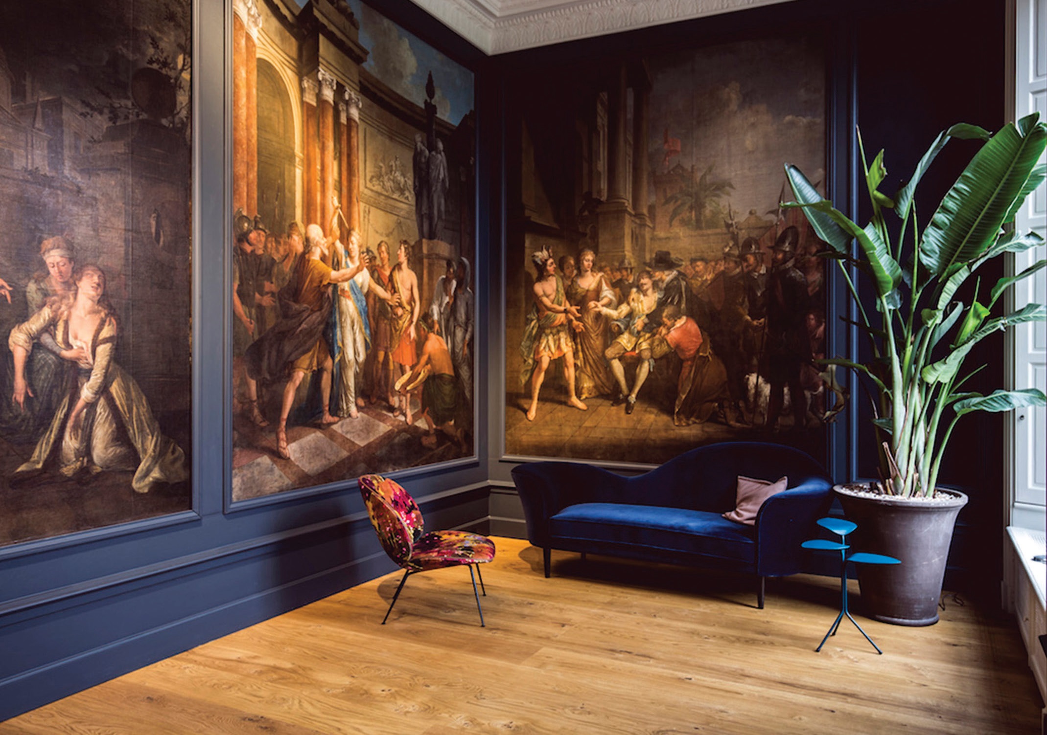 Puikus pavyzdys, kaip Liudviko XVI laikų erdvėje dera šiuolaikinių dizainerių sukurti baldai. Jie suteikia interjerui gyvybės ir byloja apie neišvengiamą laiko tėkmę