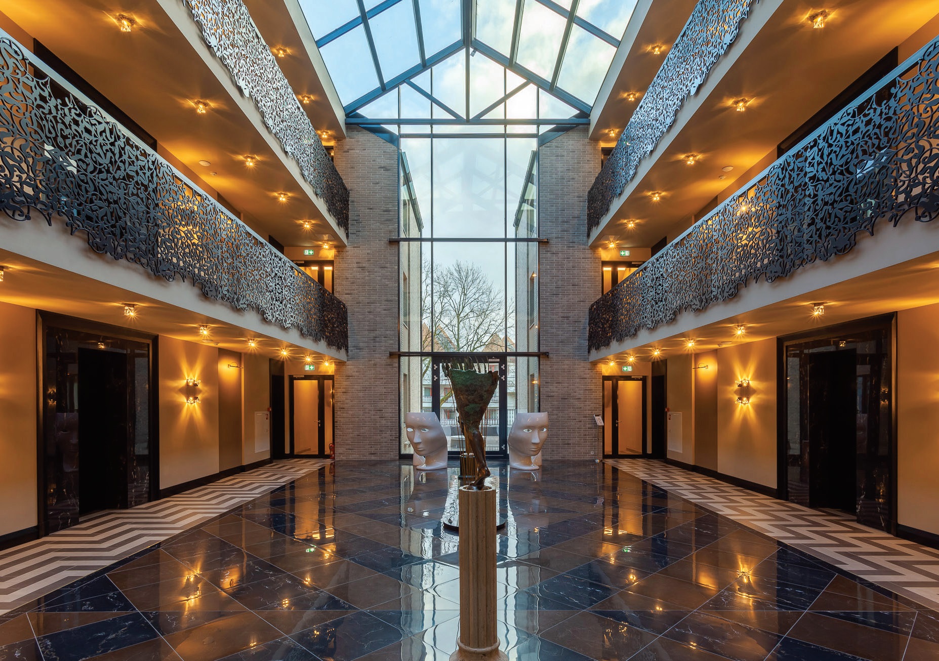 Bene įspūdingiausia viešbučio erdvė – atriumas, kurio didžioji puošmena – lietuvių meistrų lazeriu raižyta metalo tvorelė