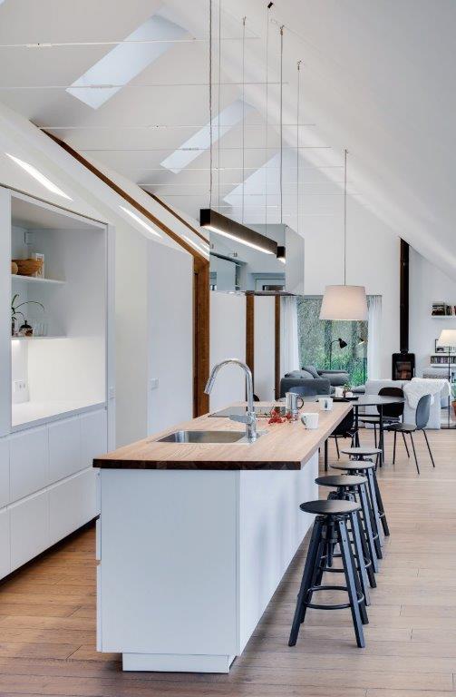 Virtuvės sala skatina maistą ruošiančių ir procesą stebinčių asmenų vizualinį kontaktą („Do Architects“ projektas) Už nerūdijančiojo plieno fasadų slepiasi standartiniai IKEA baldai