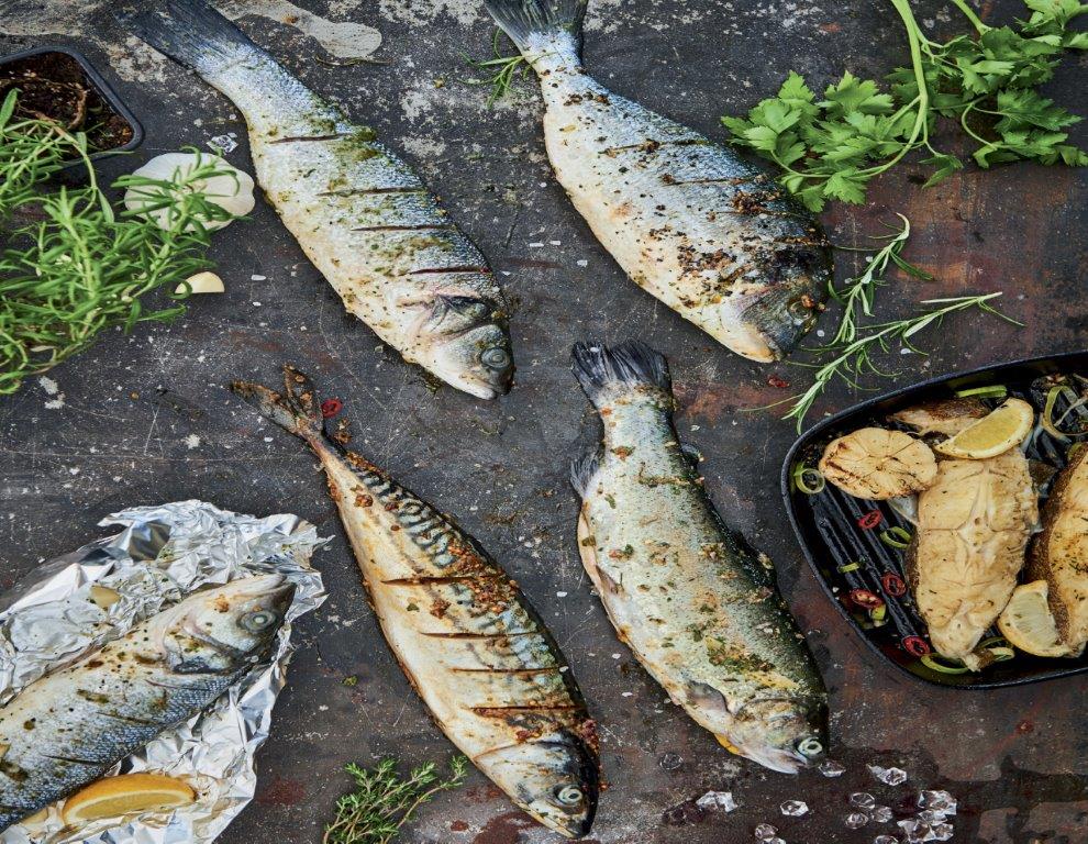 Prekybos tinklams atsisakius žuvies akvariumų, „Rimi“ pirkėjai vis dažniau renkasi šviežiai skrostą žuvį, atkeliavusią iš vietinių Lietuvos ūkių.