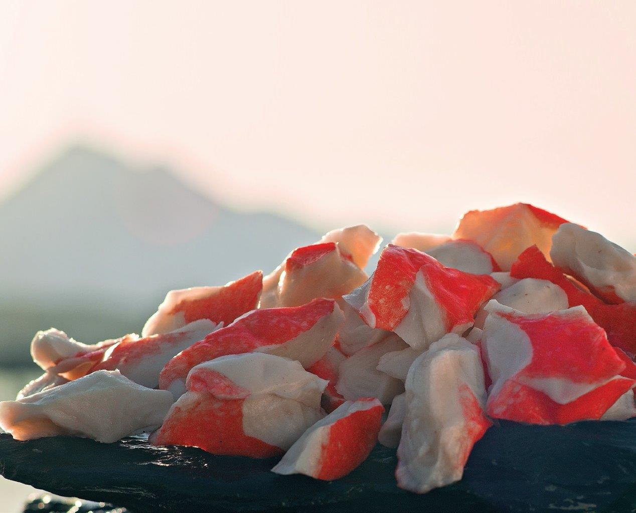 Jūrų gėrybių surimis yra populiarus salotų, sumuštinių ir garnyrų priedas, naudojamas daugelyje sušio baro gaminių