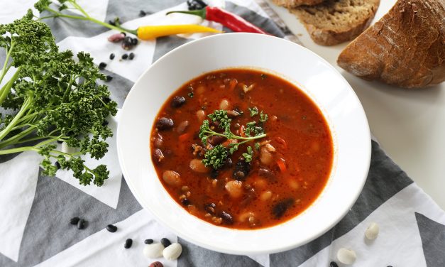 Šilta pomidorų sriuba su pupelėmis ir mielėmis