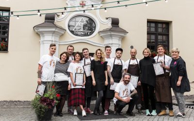 8 virtuvės šefai uždirbtus 5900 eurų padovanojo vėžiu sergantiems vaikams
