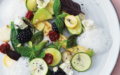 Keptų cukinijų salotos su fetos sūrio puta ir pomidorų confit