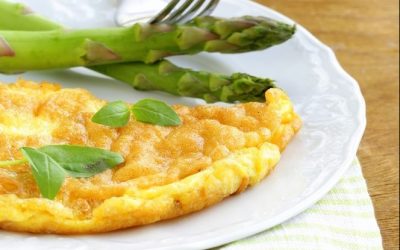 Pavasarinis omletas su dilgėlėmis, smidrais ir žaliuoju pesto padažu