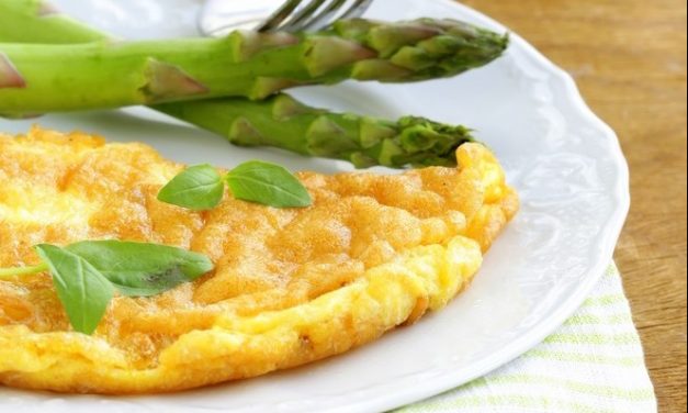 Pavasarinis omletas su dilgėlėmis, smidrais ir žaliuoju pesto padažu