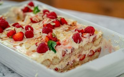Itališkas Tiramisu desertas su uogomis