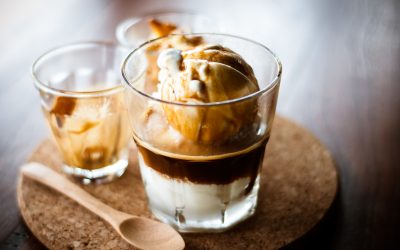 „Affogato“ su pistacijomis ir juoduoju šokoladu